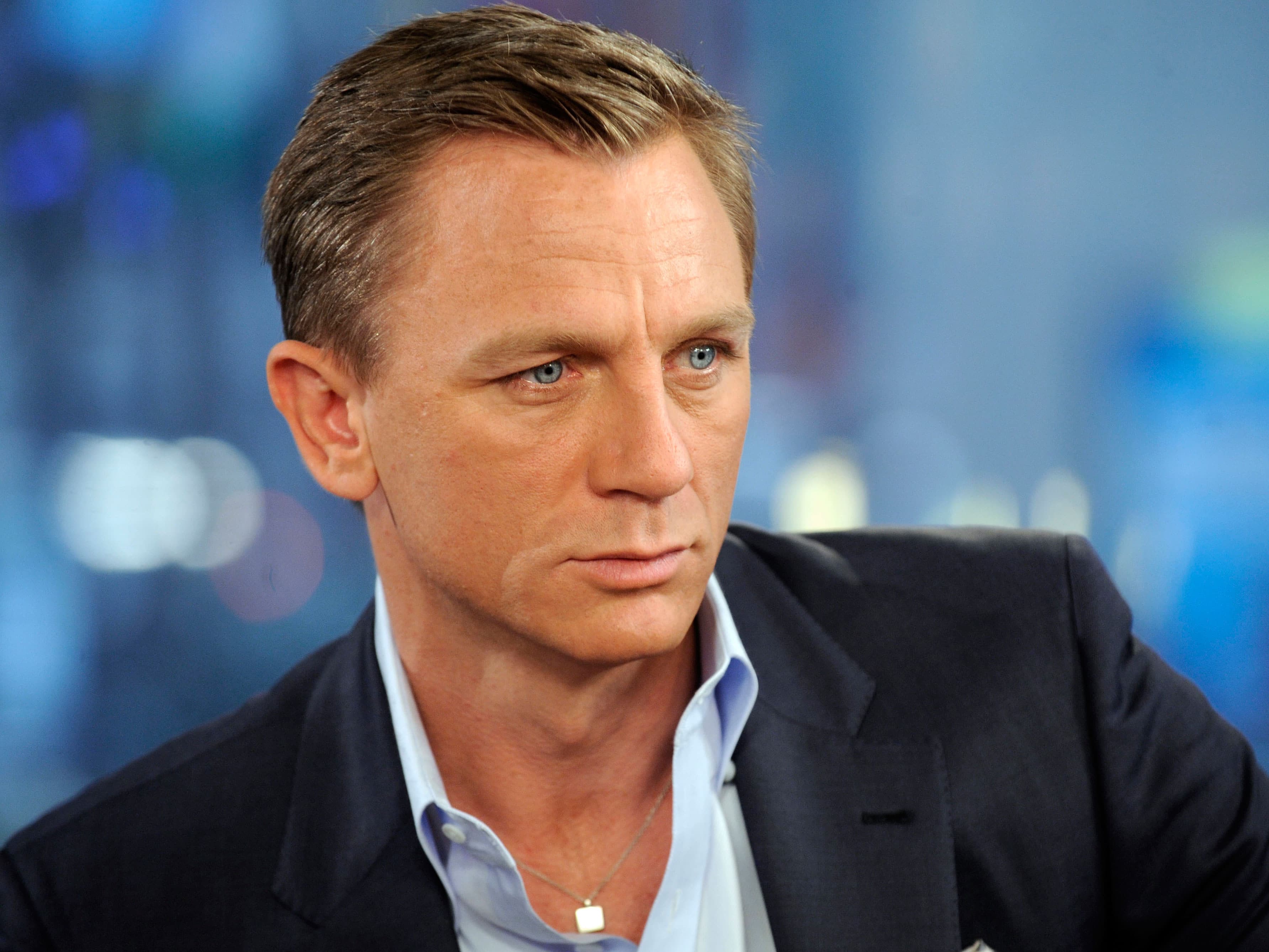 align thougts-famous-celebrities-who-were-born-poor-daniel-craig-short-hairstyles-14