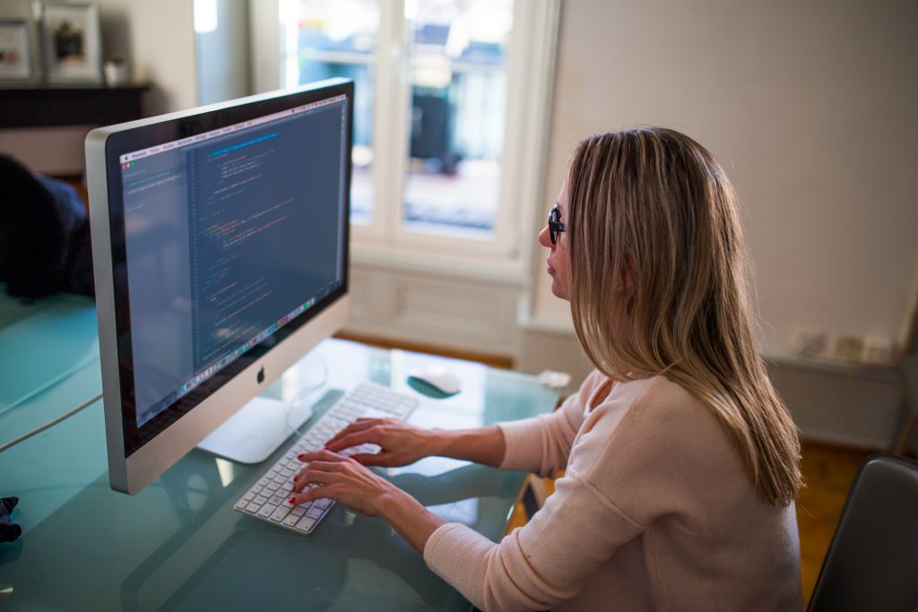 girl-writing-code-in-laptop-align-thoughts