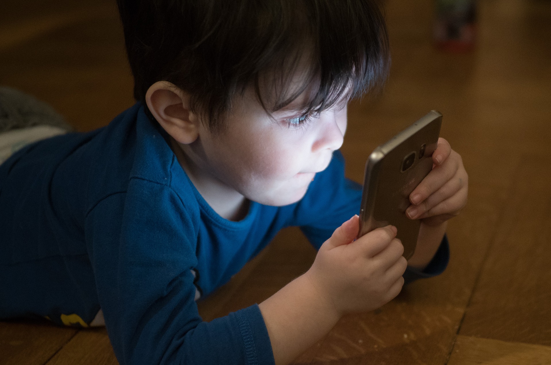 how is young too young for a smart phone-alignthoughts-effects of mobile phones on children