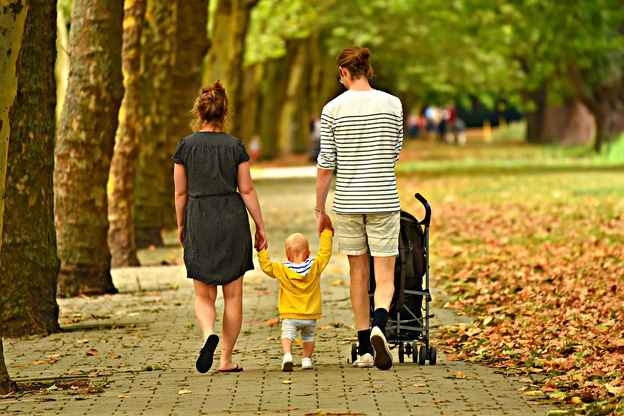 couple-with-kid-family-alignthoughts