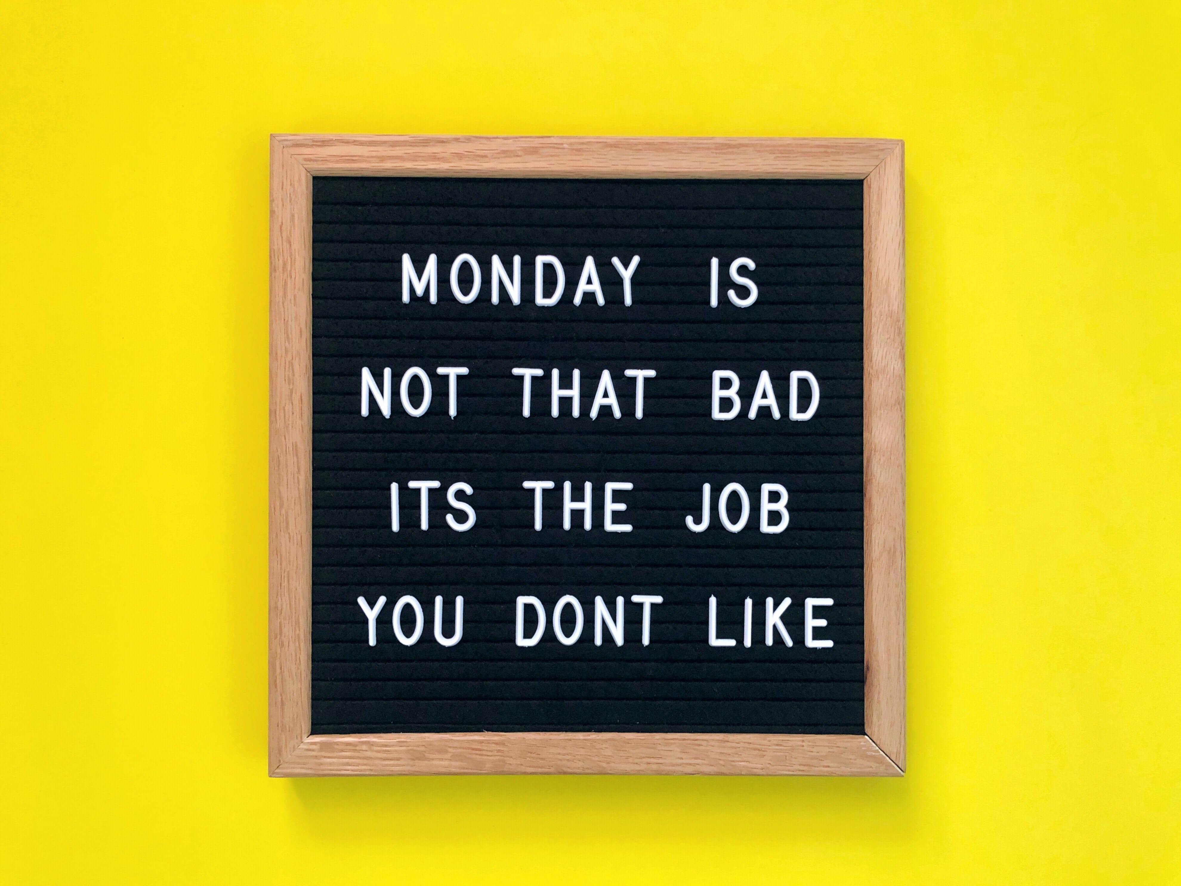 signs-you-dont-like-your-job-monday-is-not-that-bad-alignthoughts