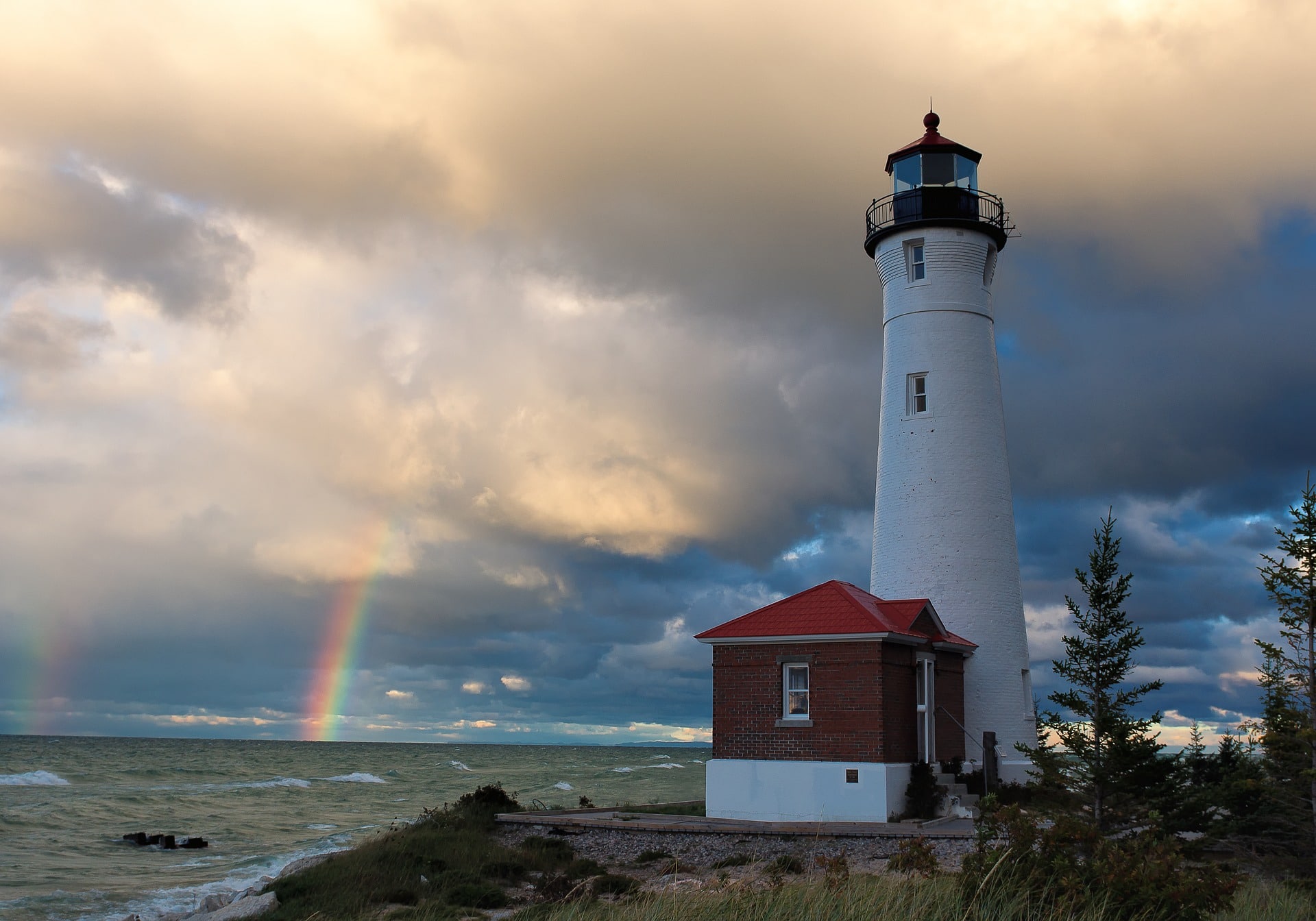 lighthouse-UpperPeninsula, Michigan-summer-destinations-in-america-alignthoughts